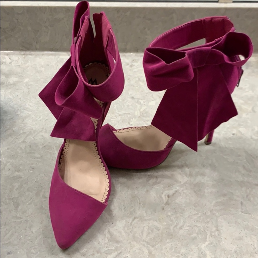 Magenta pumps
